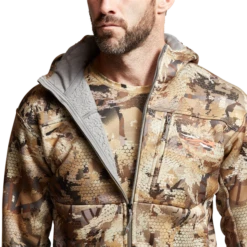 'Sitka' Men's Traverse Hoody - Optifade Waterfowl : Marsh -Carhartt || Under Armour || The North Face Shop IMG SITKA WL 2022 600026 WL Traverse Hoody Optifade Waterfowl 592p Studio 02270 1024x1024@2x